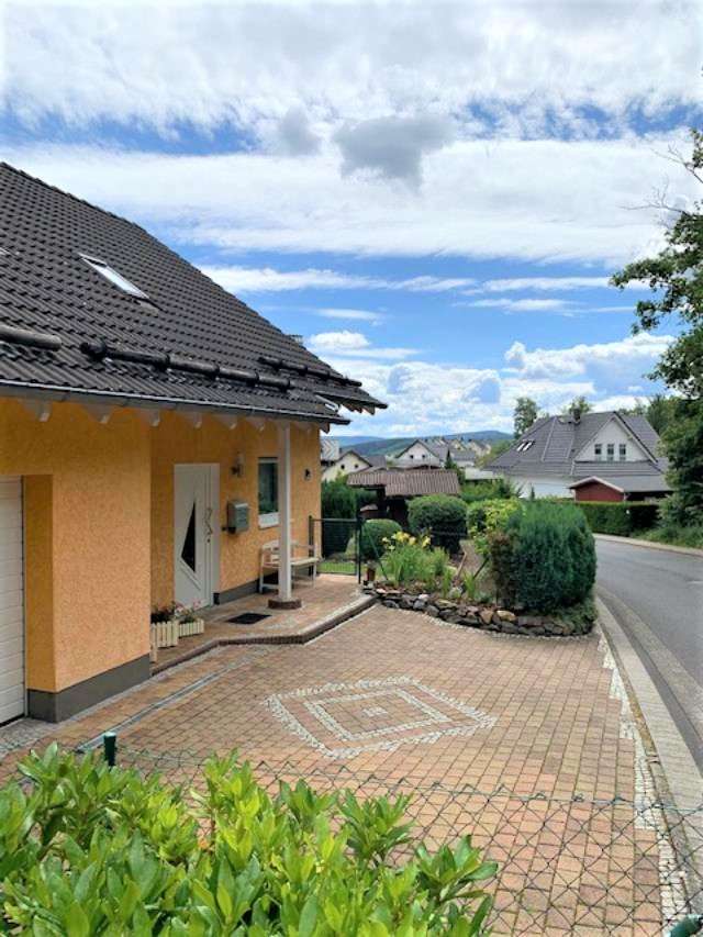 Sonnenverwöhntes Haus mit traumhafter Ausblick perfekt für die Familie, 57290 Neunkirchen, Einfamilienhaus