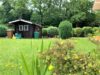 Sonnenverwöhntes Haus mit traumhafter Ausblick perfekt für die Familie - Rasenfläche mit Gartenhaus
