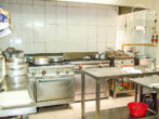 "3 auf einen Streich." Stadthaus, Restaurant & Gästehaus, 50 Plätze, Edelstahl-Küche ohne Ablöse. - Küche