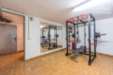 Großzügige Doppelhaushälfte, 273qm, 4 SZ, 3 Bäder, Salzwasser-Pool in ruhiger, ländlicher Umgebung - Fitnessraum