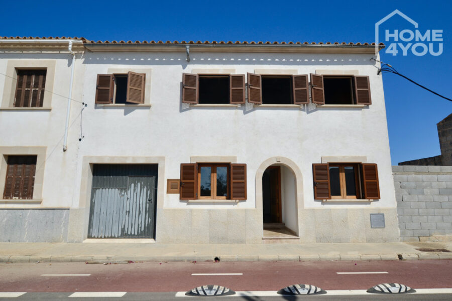 Top-Stadthaus zentral am Marktplatz Ses Salines, 185 qm, 3 SZ, Innenhof, Terrassen, Klima, Garage, 07640 ses Salines (Spanien), Stadthaus