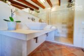 LUXUS-Pool-Villa Traumlage am Meer mit Privatzugang, 370 qm, 6 SZ, 5 Bäder, Zentralhzg., Glas-Pool - Badezimmer