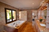 Luxus-Finca in Top-Lage, 260 qm, 3 SZ, Infinity-Pool, 33.000 qm Grund, Caports unweit Traumstrand. - Badezimmer