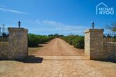 Luxus-Finca in Top-Lage, 260 qm, 3 SZ, Infinity-Pool, 33.000 qm Grund, Caports unweit Traumstrand. - Einfahrt