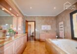 Luxus-Finca in Top-Lage, 260 qm, 3 SZ, Infinity-Pool, 33.000 qm Grund, Caports unweit Traumstrand. - Badezimmer 1