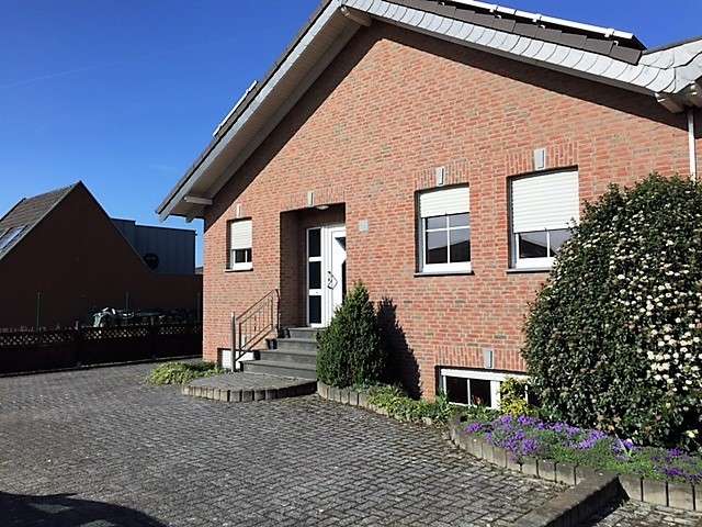 REDUZIERT!!!! wieder zu haben … vielen Möglichkeiten Zentrale Lage Photovoltaikanlage 13,25 kWp, 41849 Wassenberg, Doppelhaushälfte