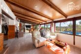 Zentrale Finca mit Vermietlizenz, 6 Betten, 3 SZ, 2 Bäder, 230 qm, Pool, Meerblick, Nebengebäude - Wohnzimmer