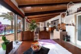 Zentrale Finca mit Vermietlizenz, 6 Betten, 3 SZ, 2 Bäder, 230 qm, Pool, Meerblick, Nebengebäude - Wohnzimmer