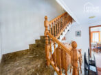 Attraktives Stadthaus, 249qm, 4 SZ, 2 BZ, 2 Etagen, Gäste-Appartem, Patio, Brunnen, Terrasse, Garage - EG WZ Steintreppe