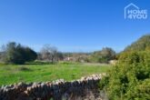 Zentrales Baugrundstück, 15.400 qm, alte Steinmauern und unweit Strand, Meerblick, leichte Hanglage - Grundstück + Aussicht